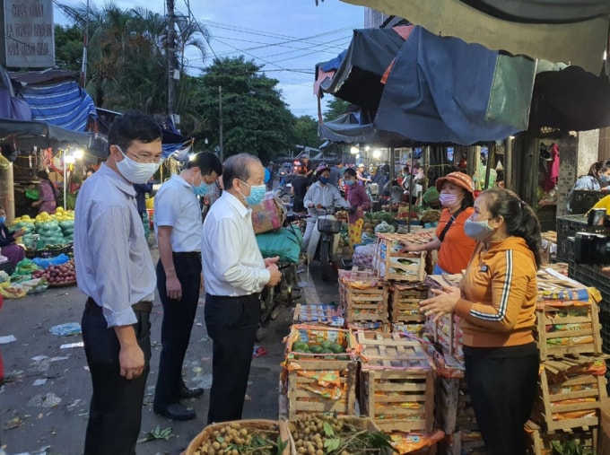 Lực lượng chức năng tỉnh Thừa Thiên - Huế kiểm tra thực tế các chợ, tăng cường tuyên truyền cho các tiểu thương. Ảnh: TL.
