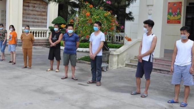 Các đối tượng tham gia đánh bạc giữa mùa dịch Covid-19 ở Hải Dương bị bắt giữ. Ảnh: TL.