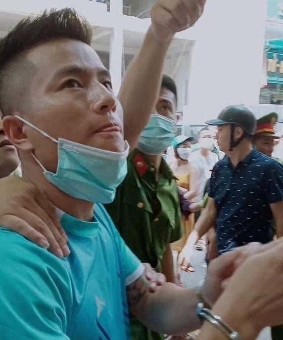 Nghi phạm tên Huân được cơ quan công an dẫn đến hiện trường sáng nay.