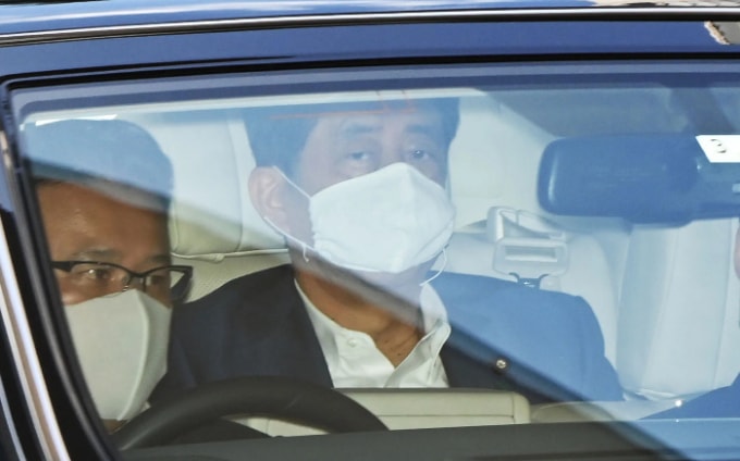 Thủ tướng Nhật Bản Shinzo Abe được đưa tới bệnh viện Tokyo vào thứ Hai để xem kết quả kiểm tra sức khỏe vào ngày 17 tháng 8. Ảnh: Kyodo