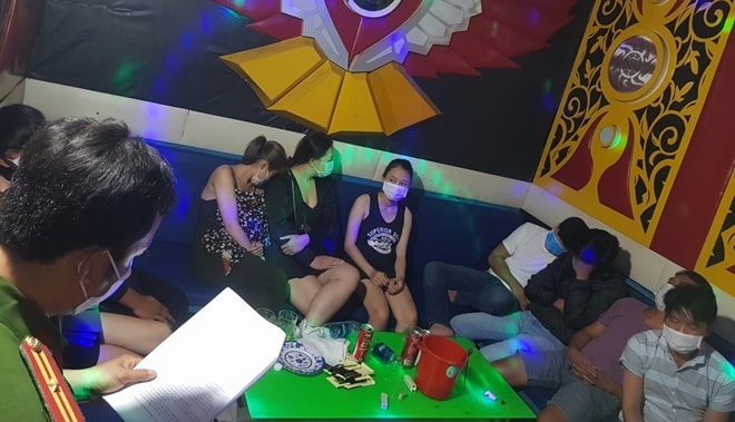 Tổ công tác Phòng Cảnh sát QLHC về TTXH Công an tỉnh Quảng Nam kiểm tra cơ sở kara0ke có khách dương tính với ma túy.(Ảnh CAND)