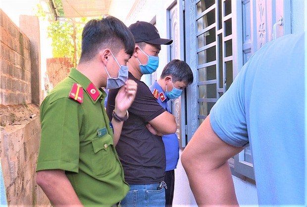 Lực lượng chức năng kiểm tra phòng trọ, nơi 2 vợ chồng treo cổ tử vong. Ảnh: TL.