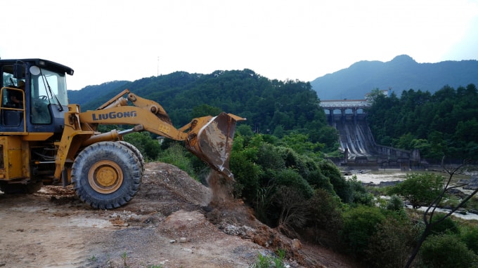 Một máy kéo gia cố bờ sông Gantang gần Hồ chứa Qingshitan ở quận Lĩnh Xuyên, Khu tự trị Choang Quảng Tây, vào ngày 17 tháng 7 năm 2020 - Ảnh: Reuters