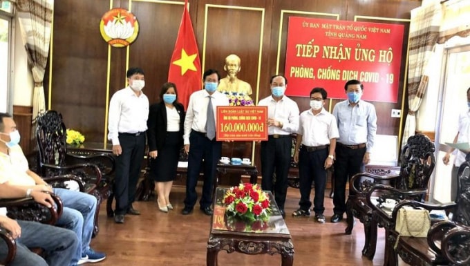 Đại diện Liên đoàn Luật sư Việt Nam trao tiền ủng hộ phòng, chống Covid-19 đến người dân tỉnh Quảng Nam
