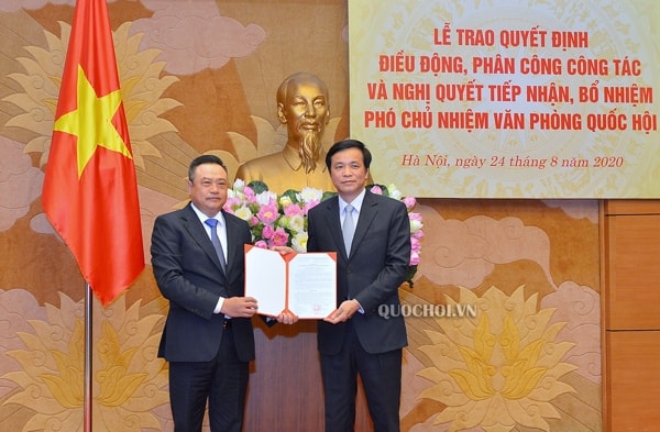 Tổng Thư ký Quốc hội, Chủ nhiệm Văn phòng Quốc hội Nguyễn Hạnh Phúc trao Quyết định của Bộ Chính trị cho ông Trần Sỹ Thanh. Ảnh: quochoi.vn