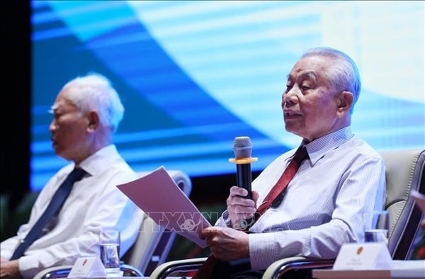Nguyên Ủy viên Bộ Chính trị, nguyên Phó Thủ tướng, Bộ trưởng Bộ Ngoại giao Nguyễn Mạnh Cầm phát biểu tham luận tại hội thảo Ảnh: TTXVN