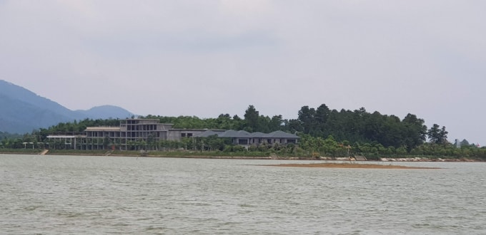 Đảo Ngọc bị san lấp, xẻ thịt xây dựng trái phép một cách không thương tiếc.