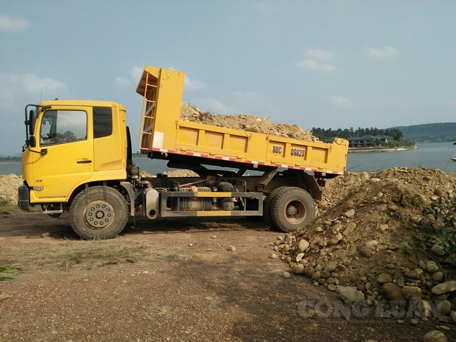 Việc doanh nghiệp lấp hồ Đại Lải bằng đất đá đã diễn ra suốt một thời gian dài nhưng không bị xử lý.