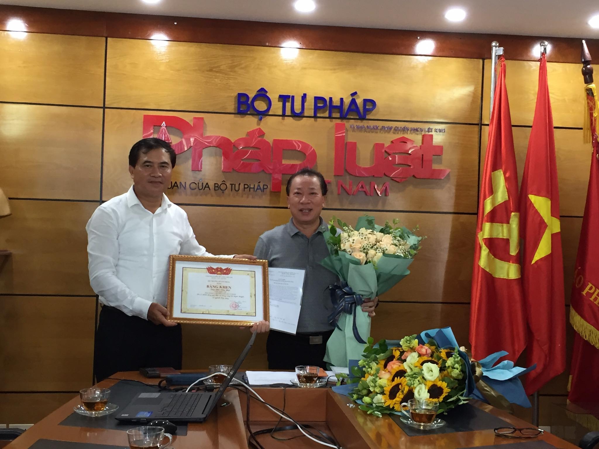 Trao bằng khen của Bộ trưởng Bộ Xây dựng cho Tổng biên tập Báo Pháp luật Việt Nam. Ảnh: Kim Quy