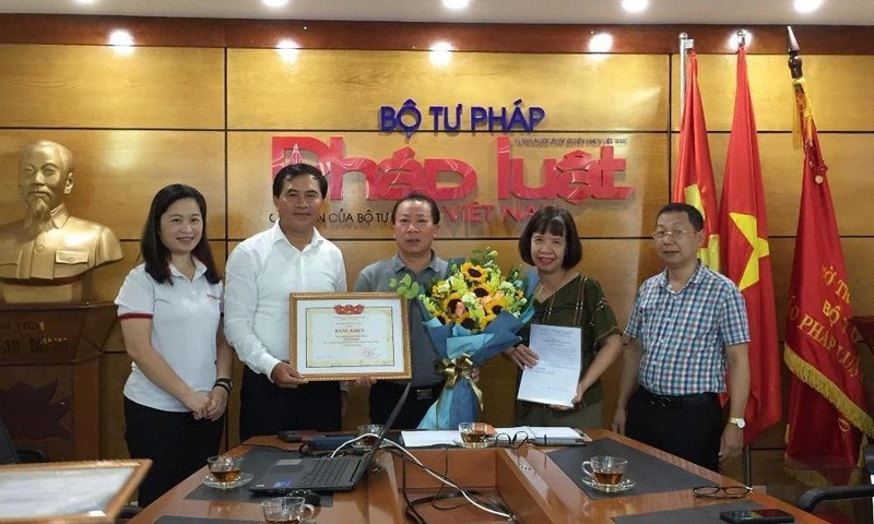 Thứ trưởng Bộ Xây dựng Lê Quang Hùng trao Bằng khen của Bộ trưởng Bộ Xây dựng cho tập thể Báo Pháp luật Việt Nam. Ảnh: Kim Quy