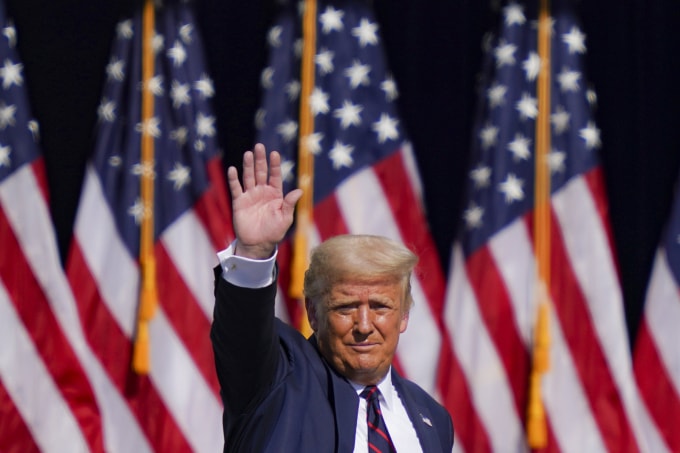 Tổng thống Donald Trump vẫy chào khán giả sau khi phát biểu tại một cuộc mít tinh vận động tranh cử ở Old Forge, Pa., vào ngày 20 tháng 8 năm 2020 . Ảnh: John Minchillo / AP
