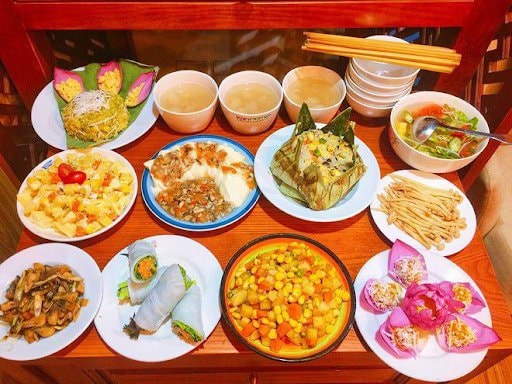 Mâm cơm chay 11 món: 1. Xôi cốm hạt sen dừa, 2. Đậu sốt nấm, 3. Phở cuốn rau, 4. Salad hoa quả, 5. Món xào thập cẩm, 6. Nấm rơm kho sả ớt, 7. Cơm sen, 8. Nấm xào xì dầu, 9. Chè hạt sen long nhãn, 10. Bánh bí đỏ nhân đậu xanh, 11. Canh nấm chay) (Ảnh eva.vn)
