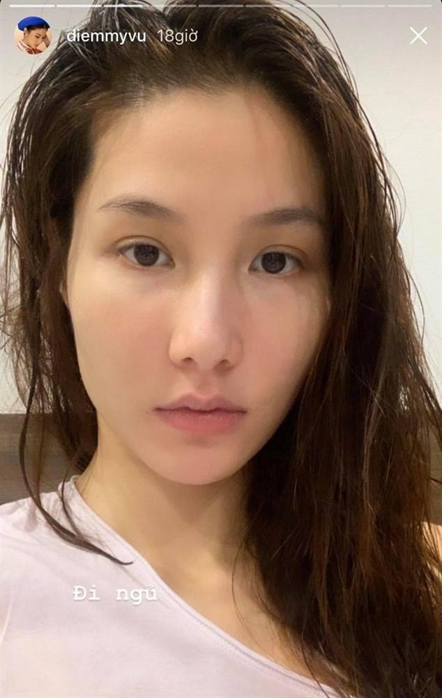 Trên trang cá nhân, Diễm My nhiều lần khoe ảnh selfie không son phấn và hoàn toàn tự tin vào khuôn mặt tự nhiên. Phải thừa nhận, khi thiếu đi lớp trang điểm cô không còn sắc sảo như trên sóng truyền hình. Tuy nhiên, làn da trắng hồng, đều màu và căng mịn của Diễm My vẫn khiến hội chị em mê mẩn và ngưỡng mộ.