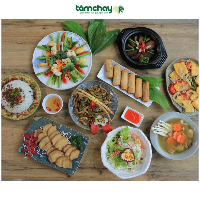 Mâm cỗ chay tầm 800k gồm 9 món: 1. Salad chanh leo, 2. Xôi hoàng đế, 3. Nấm nướng, 4. Măng tây xào ngũ sắc, 5. Nấm hoàng đế, 6.Nem mùa xuân, 7. Chả rong khoanh kho tộ, 8. Nấm xào sả ớt, 9. Canh nấm hoàng đế. (Ảnh tamchay)
