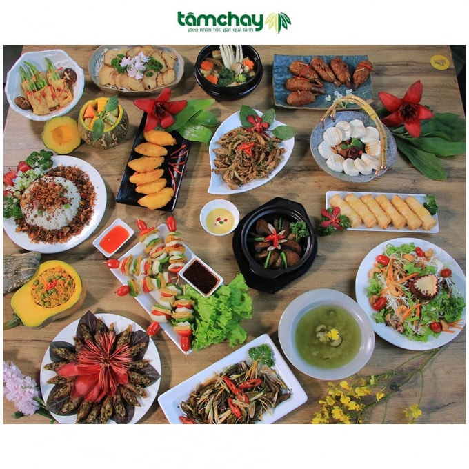 Mâm cỗ chay khoảng 1.600.000Đ gồm 15 món: 1. Salad chanh leo, 2. Soup tuyết liên, 3. Nem hoa quả, 4. Sake lắc phô mai, 4. Dồi chay, 5. Chả rong khoanh kho tộ, 6. Xiên ngũ vị, 7. Đậu sốt nấm, 8. Bao sả khìa áp chảo, 9. Nấm hoàng đế chiên, 10. 11. Đậu nhồi măng tây, 12. Nấm nướng, 13. Cari bí đỏ, 14. Xôi hoàng đế, 15. Canh nấm hoàng đế.