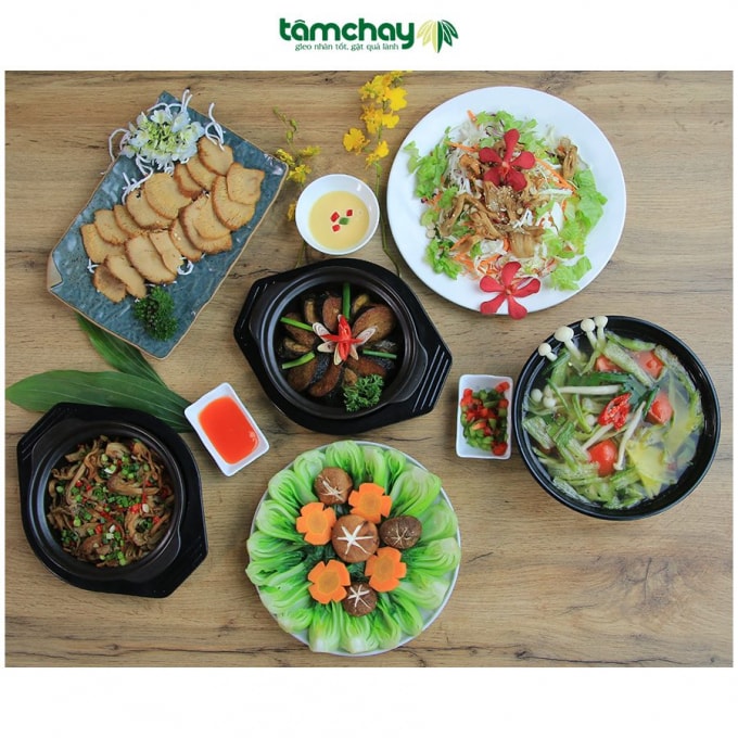 Mân cỗ chay khoảng 500k gồm 6 món: 1. Salad mùa xuân, 2. Nấm rim, 3. Chả rong khoanh kho tộ, 4. Nấm hoàng đế chiên, 5. Rau xào sốt nấm củ quả, 6. Canh chua cung đình. (Ảnh tamchay)