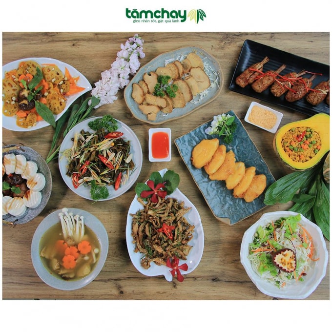 Mâm cỗ chay khoảng 900k, 9 món: 1. Salad chanh leo, 2. Củ sen xào, 3. Đậu non sốt nấm, 4. Sake lắc phô mai, 5. Bao sả khìa áp chảo, 6. Cơm kê chiên, 7. Nấm hoàng đế chiên, 8. Nấm nướng, 9. Canh nấm hoàng đế.