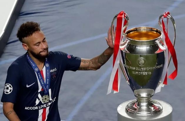 Sau khi nhận huy chương bạc, Neymar tạt qua sờ nhẹ vào chiếc cúp Champions League. Ảnh: internet.