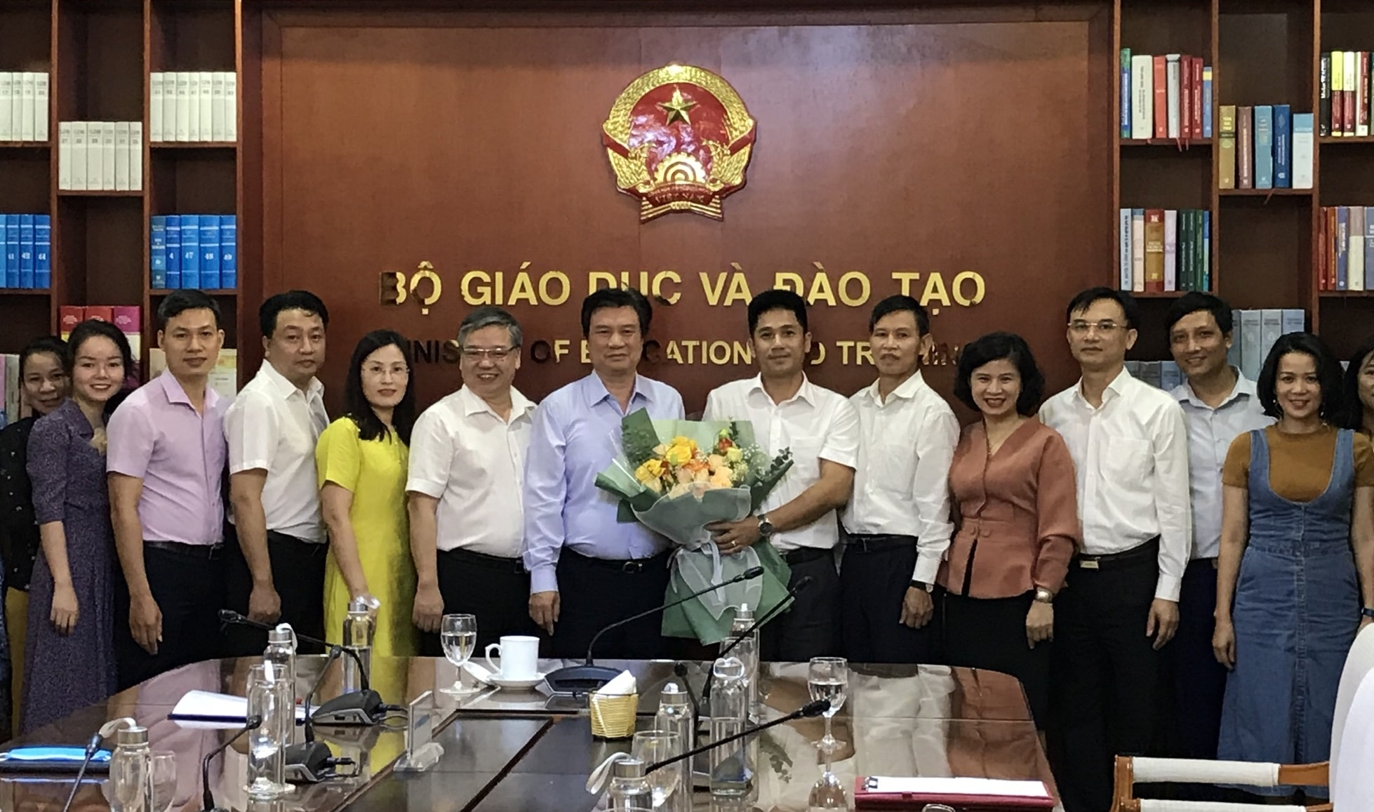 Thứ trưởng và các đồng nghiệp chúc mừng tân Phó Vụ trưởng Nguyễn Xuân Thủy. Ảnh: internet.