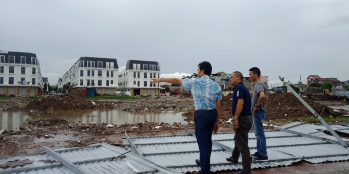 Ông Nguyễn Ngọc Ninh - Chủ tịch UBND phường Vĩnh Niệm và phóng viên tại thực địa.