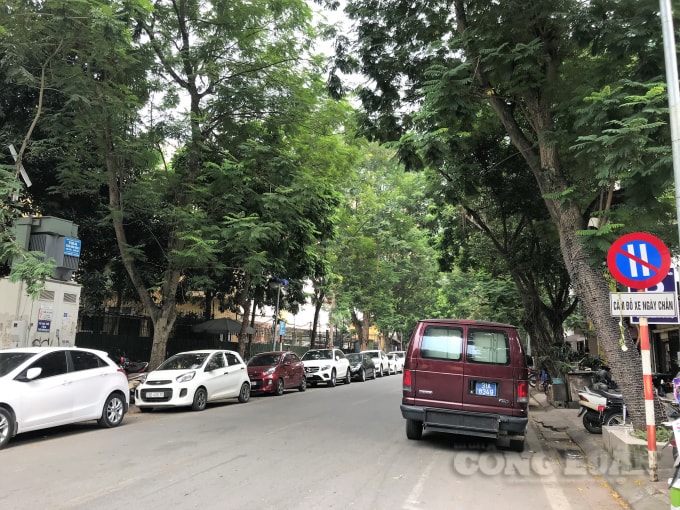 Những vi phạm dừng đỗ xe sai quy định diễn ra phổ biến ngay cả trên các tuyến phố thí điểm đỗ xe ngày chẵn, lẻ