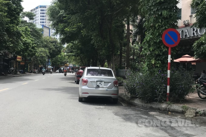 Tại phố Hoàng Ngân (quận Cầu Giấy) khu vực lòng đường, vỉa hè đã bị “nuốt trọn”, hàng loạt ô tô nằm xếp hàng dài
