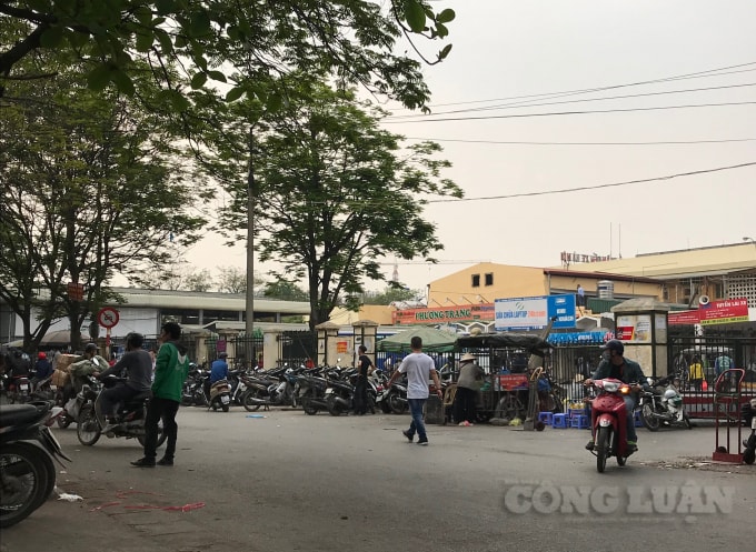 Ngõ 897 Giải Phóng (khu vực cổng vào bến xe Giáp Bát), hoạt động trông giữ phương tiện trái phép, lấn chiếm vỉa hè lòng đường diễn ra hết sức rầm rộ