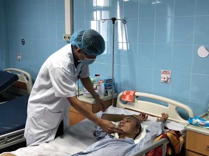 Nam thanh niên văng não ra ngoài hộp sọ do tai nạn được cứu sống. Ảnh: BVCC.