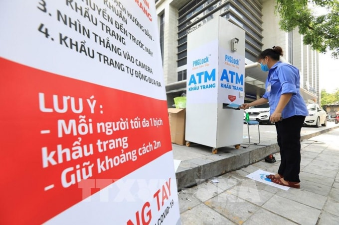 Mỗi lần người dân đến chỉ nhận được 1 bịch gồm 3 cái bên trong. Ảnh: Thành Đạt