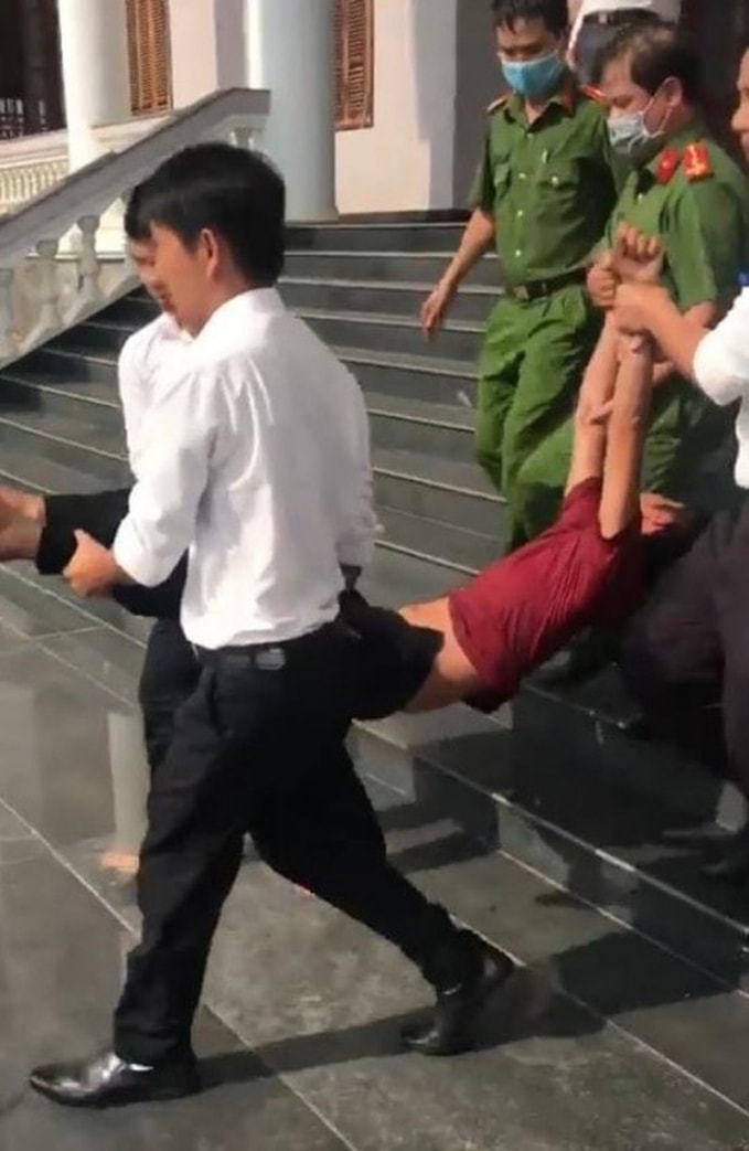 Lực lượng chức năng đưa bị cáo đi cấp cứu ở bệnh viện. Ảnh: TL.
