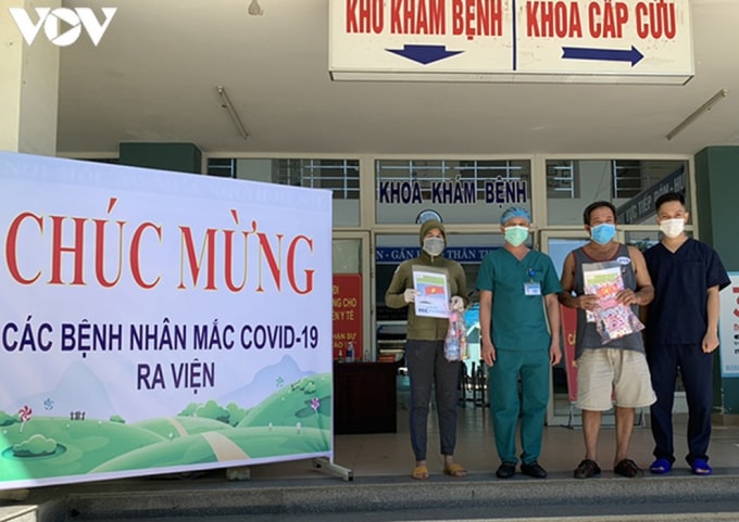 2 bệnh nhân được nhận giấy chứng nhận khỏi bệnh Covid-19 và xuất viện về nhà. Ảnh: TL.