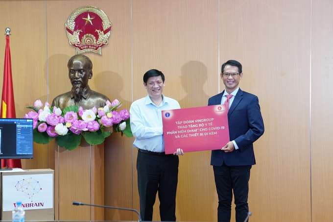 GS.TS Nguyễn Thanh Long, Quyền Bộ trưởng Bộ Y tế tiếp nhận phần mềm DrAid ™ hỗ trợ đánh giá tiên lượng COVID-19 do Tập đoàn Vingroup trao tặng.