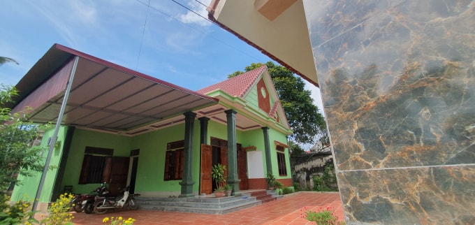 Gia cảnh nhà bà Trương Thị Bức, Chủ tịch MTTQ xã, một trong 3 cán bộ vừa bị phát hiện gửi con vào hộ nghèo để được miễn giảm học phí.