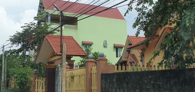 Ngôi nhà của bà Hương, Phó hiệu trưởng trường Mầm non xã (màu xanh) là hàng xóm của gia đình ông Trương Công Thức (bên phải), người vừa bị mất chức vì để gửi con vào hộ nghèo. Ảnh: Trần Đại