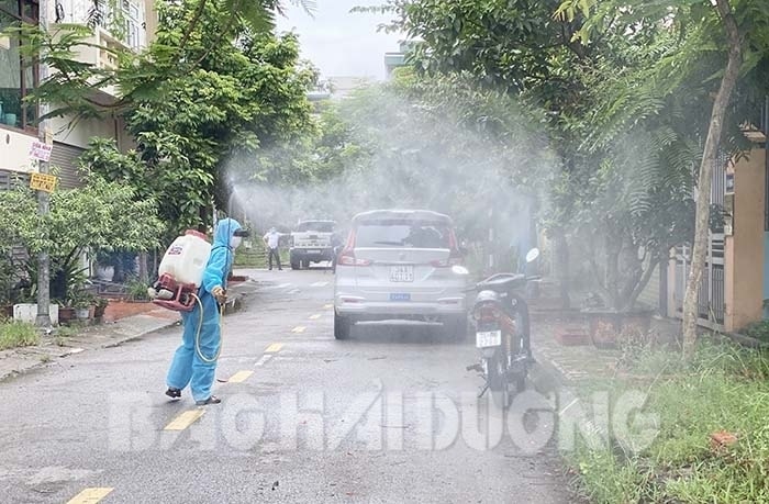 Phong tỏa một ngõ ở TP Hải Dương do xuất hiện bệnh nhân Covid-19 mới, nhiều nơi được khử khuẩn. Ảnh: báo Hải Dương