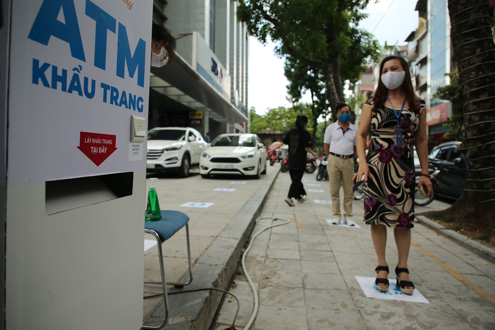 Những cây ATM khẩu trang miễn phí đầu tiên ở TP Hà Nội đi vào hoạt động, góp phần vào công tác phòng, chống dịch Covid-19 trong cộng đồng.