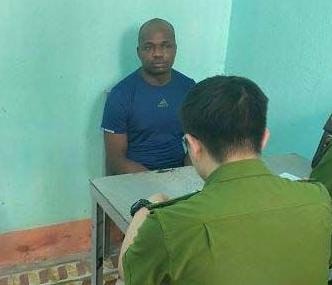 Đối tượng Ajearo Chuckwugekwu Godwin khai báo tại cơ quan điều tra.