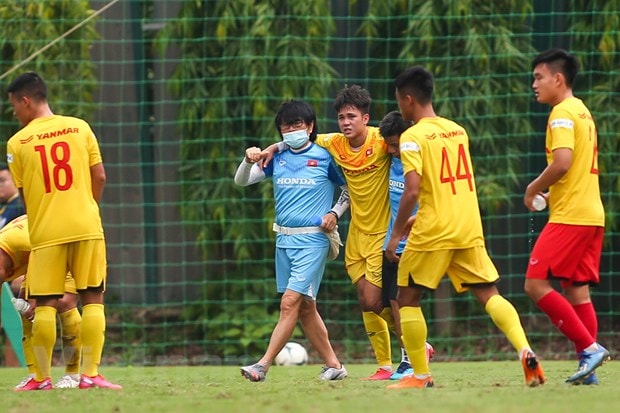 Tiền đạo Lê Minh Bình phải rời sân sau khi ghi bàn gỡ hòa 1-1 cho đội áo vàng trong trận đấu tập chiều 24/8. Ảnh: internet.