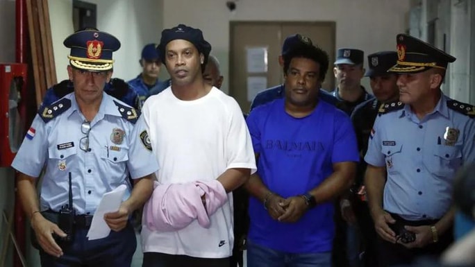 Ronaldinho và anh trai bị chính quyền Paraguay bắt giữ hồi tháng 3. Ảnh: internet.