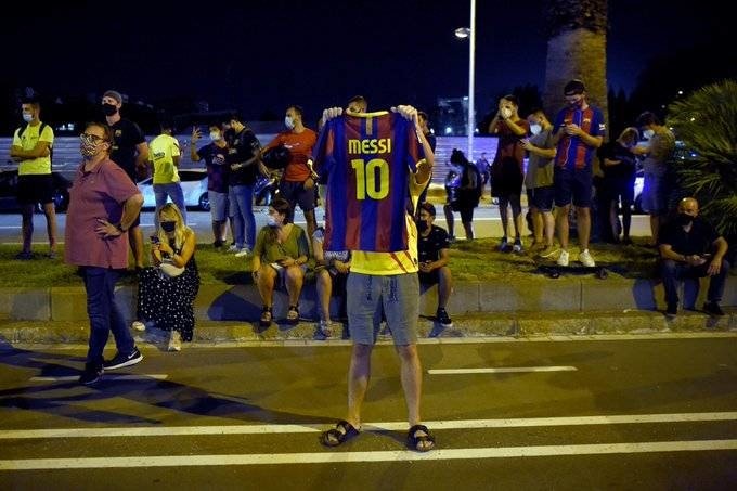 Hàng trăm fan có mặt bên ngoài trụ sở Barcelona yêu cầu câu lạc bộ (CLB) giữ chân Messi và kêu gọi Chủ tịch Bartomeu từ chức. Ảnh: internet.