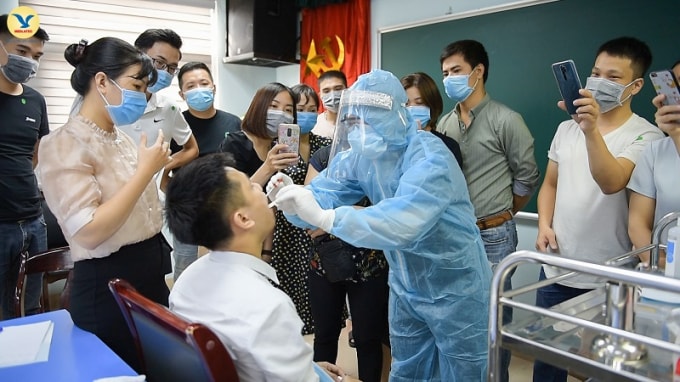 Các học viên được hướng dẫn chuẩn bị dụng cụ lấy mẫu họng hầu, mũi hầu làm xét nghiệm SARS-CoV-2. Ảnh: P.V