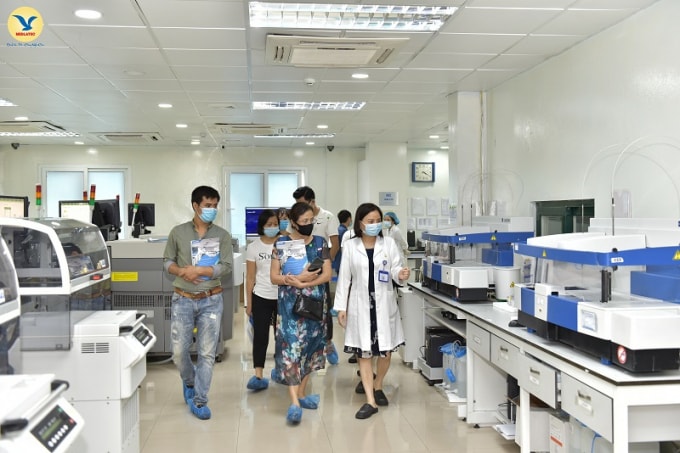 Các học viên tham quan Trung tâm Xét nghiệm của MEDLATEC. Ảnh: P.V