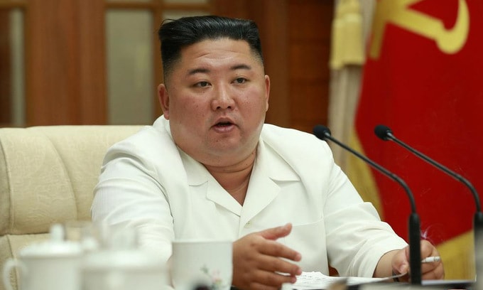 Nhà lãnh đạo Triều Tiên Kim Jong Un đã chủ trì cuộc họp Bộ Chính trị bàn về phòng chống COVID-19 và mưa bão - Ảnh: KCNA