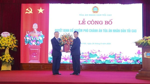 Chánh án TAND tối cao Nguyễn Hoà Bình trao Quyết định bổ nhiệm ông Nguyễn Văn Tiến, giữ chức vụ Phó Chánh án TAND tối cao
