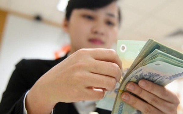 Hàng tháng người lao động sẽ phải trích từ tiền lương một số tiền nhất định để tham gia BHXH, BHYT. Ảnh minh họa