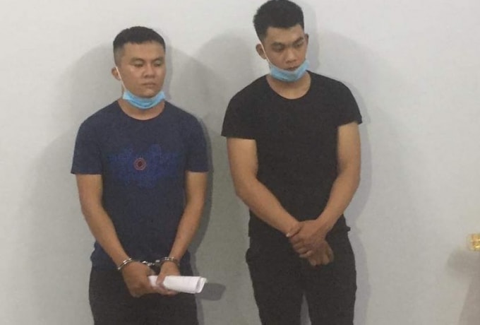 Hai đối tượng làm giả giấy tờ, biển số xe bị bắt giữ.