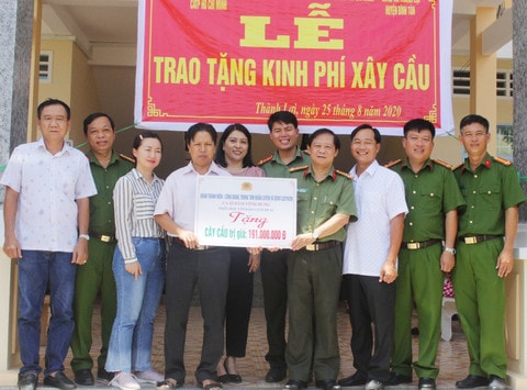 Báo Công an TP.HCM cùng các đơn vị đã trao số tiền 191 triệu đồng cho UBND xã Thành Lợi để xây dựng cầu