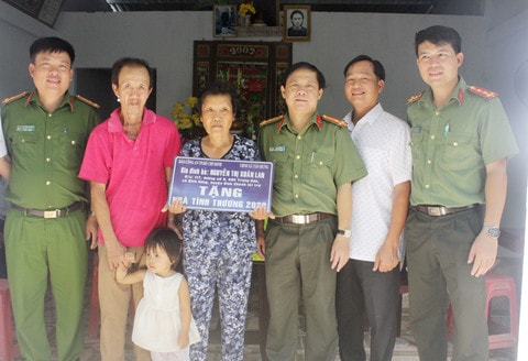 Các đại biểu tặng quà và khánh thành căn nhà tình thương tặng gia đình bà Bé Hai.