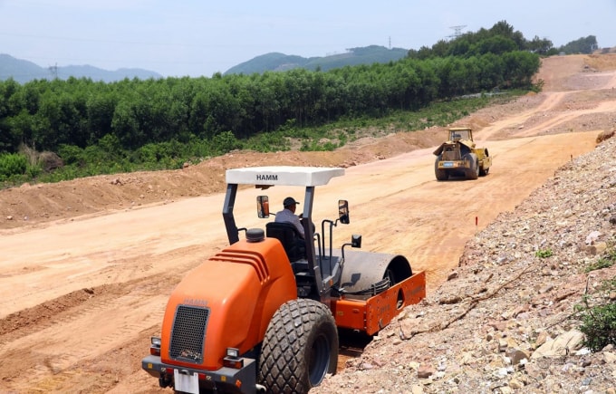 Thi công cao tốc Cam Lộ - La Sơn thuộc dự án cao tốc Bắc - Nam qua địa bàn tỉnh Thừa Thiên - Huế.