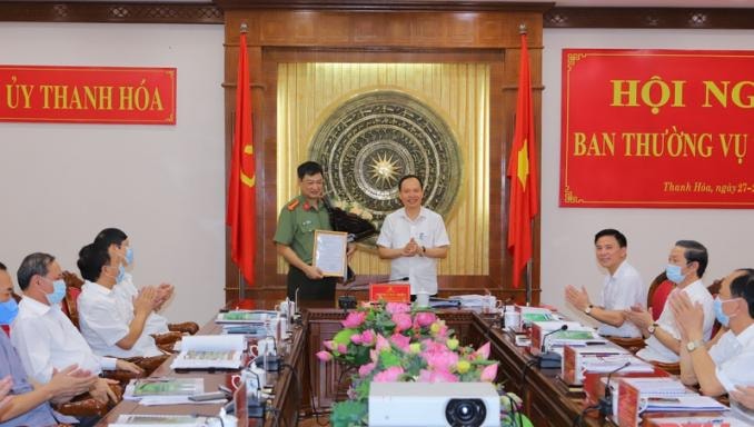 Thừa lệnh Ban Bí thư, ông Trịnh Văn Chiến, Ủy viên Trung ương Đảng, Bí thư Tỉnh ủy trao quyết định cho đại tá Trần Phú Hà. Ảnh: Minh Hiếu